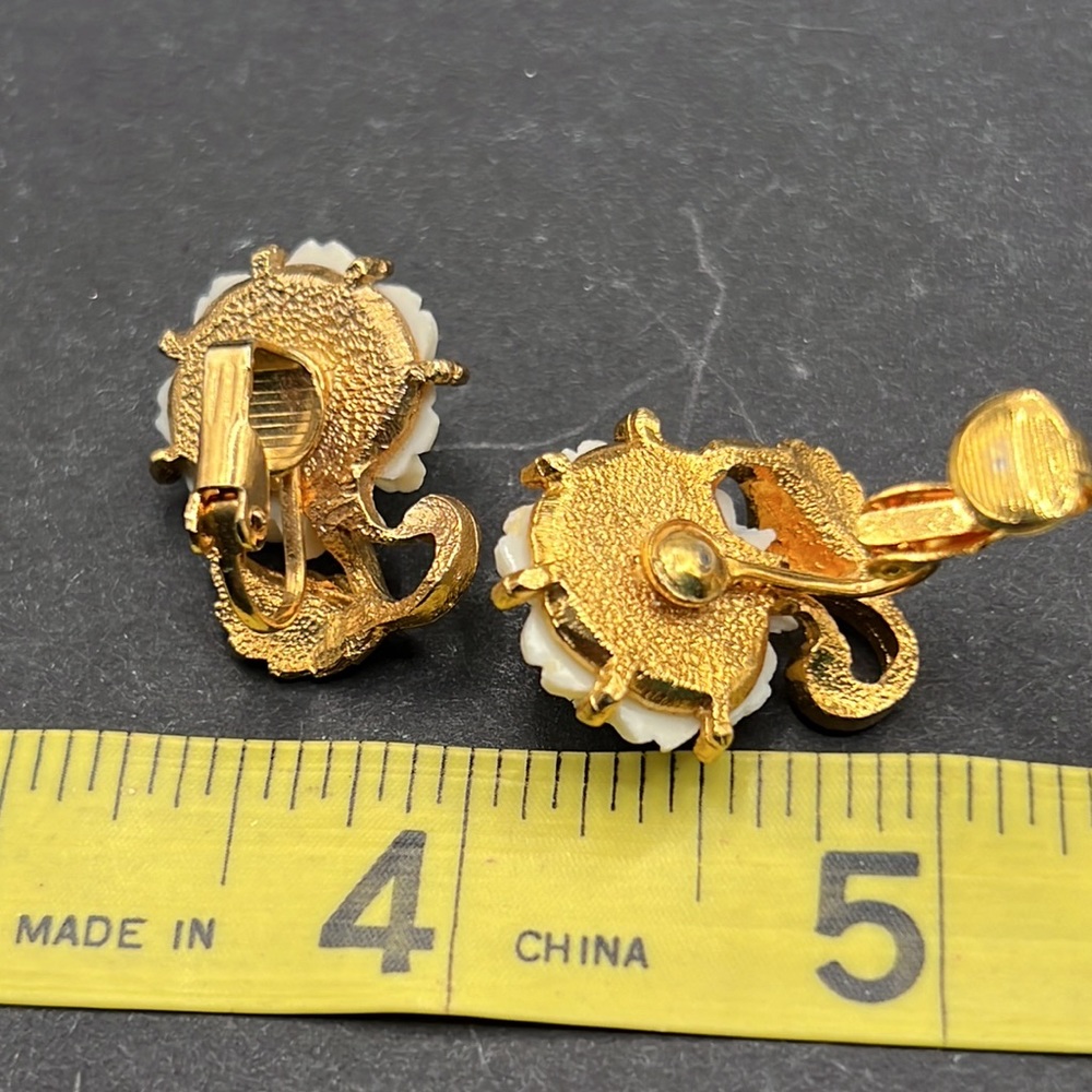 Vintage white flower clip earrings - Picture 4 of 5